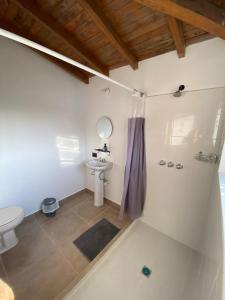 Habitación con baño privado en casa de campo ubicada en Santa Elena