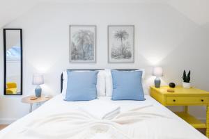 The Pinkish House - 4 bed home in the town centre