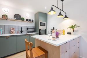 The Pinkish House - 4 bed home in the town centre