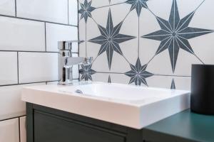 The Pinkish House - 4 bed home in the town centre