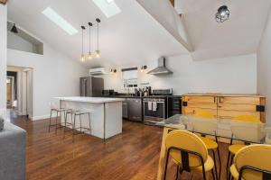 Downtown Culver City House w Backyard, AC & Garage