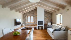 Villa Casa Bastiani with pool and grill in Buje