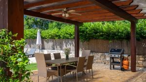 Villa Casa Bastiani with pool and grill in Buje