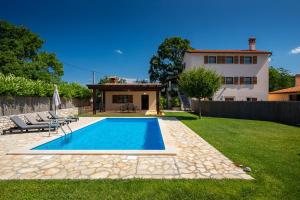 Villa Casa Bastiani with pool and grill in Buje