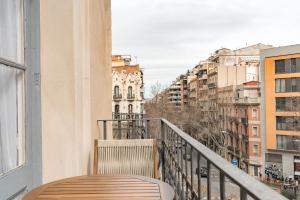 Lovely Apartment with Balcony in Sagrada Familia