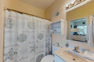 Oceanfront condo with private balcony, hot tub, outdoor pool, & pool table