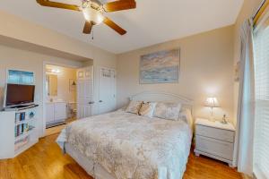 Oceanfront condo with private balcony, hot tub, outdoor pool, & pool table