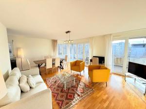 179 Comfortable sunny quiet good location and free parking included
