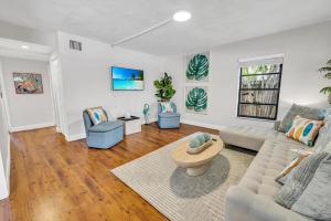 Steps to Beach, Pool and Walk to Dining and Shopping