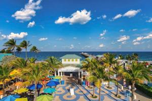 Steps to Beach, Pool and Walk to Dining and Shopping