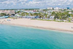 Steps to Beach, Pool and Walk to Dining and Shopping
