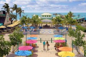 Steps to Beach, Pool and Walk to Dining and Shopping