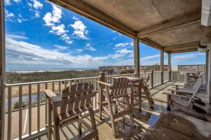 Oceanfront condo with wraparound balcony, fast WiFi, and on-site poolhot tub