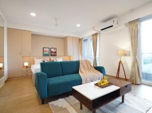 Neon - Royal Nest Aerotel with Pvt Balcony -1 km from Airport