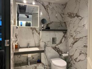 Neon - Royal Nest Aerotel with Pvt Balcony -1 km from Airport