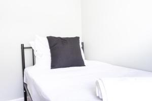 Swansea 4BR Family Home w Free Parking