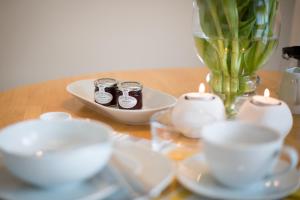 Morderne 3-Zimmerwohnung in einer Hausscheibe unter Reet