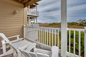 Waterfront condo with pool, central AC, amazing views, & stylish decor