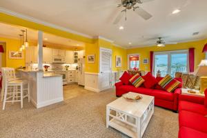 Waterfront condo with pool, central AC, amazing views, & stylish decor