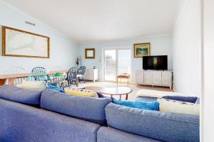 Cute home close to beach with private hot tub, deck, electric vehicle charger