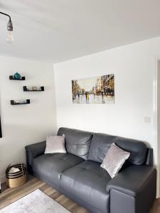 Parkside Luxury 3 bedroom home, 5 min to Ebbsfleet Station and has free Parking