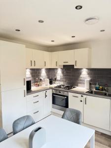 Parkside Luxury 3 bedroom home, 5 min to Ebbsfleet Station and has free Parking