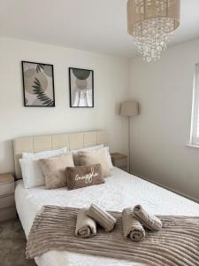 Parkside Luxury 3 bedroom home, 5 min to Ebbsfleet Station and has free Parking