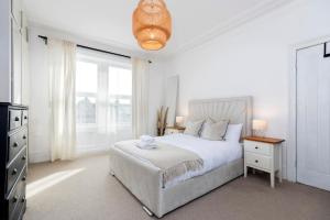 Bright & Comfortable 4-Bed Home 9 mins from Newcastle City Center - Free Parking