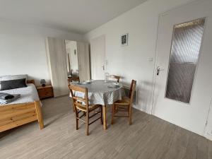 Studio spacieux, proche mer et thalasso, parking privé