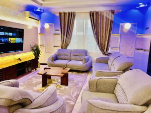 Modern 5-Bedroom Family Home Near Palm Village