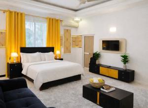 Modern 5-Bedroom Family Home Near Palm Village