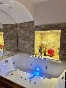 ConteMossa Suite with whirlpool