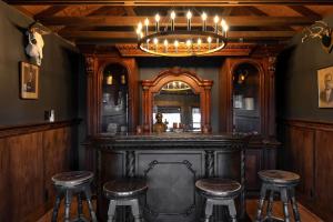 Hermosa - Pool Spa Pickleball Speakeasy Saloon