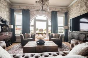 The Bank-Luxury Suite wDeck Overlooking Main St!