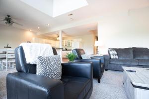 Sleeps 30! Decks, Docks & Lake Life!