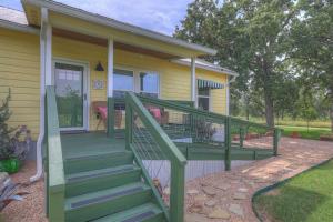 Farmhouse Charm 10 Min to Downtown, Pet Friendly!