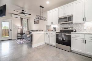 Pet Friendly wHot-Tub-Six Minutes to Downtown!