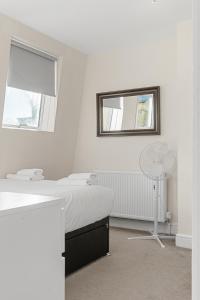 Shepherd Bush 4BR Flat Sleeps 8 Near Westfield