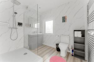 Shepherd Bush 4BR Flat Sleeps 8 Near Westfield