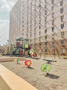 9th Floor Condo with Pool View, Free Pool Access, Fast Wi-Fi & Netflix