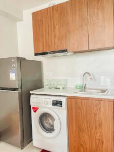 9th Floor Condo with Pool View, Free Pool Access, Fast Wi-Fi & Netflix