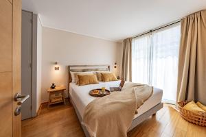 Gold Signature 01 by Nest Collection