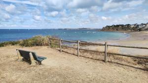 Emerald Escape - Saint-Malo View, Beach at Your Doorstep, Parking