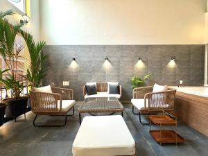 Candolim 1BHK with Private Jacuzzi and Balcony - 5 Minutes from Beach