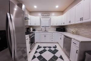Elegant 3BR Stay | Mins to NYC • Near Dream Mall