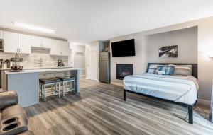 Newly Remodeled Top-floor Condo near Downtown Bend