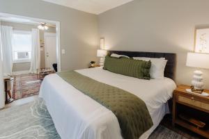 Memphis (TN) Centrally Located King Bed Midtown Crosstown 1434 4-Star Accommodation room