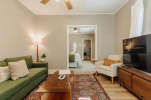 Memphis (TN) Centrally Located King Bed Midtown Crosstown 1434 4-Star Accommodation suite