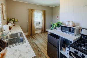 Memphis (TN) Centrally Located King Bed Midtown Crosstown 1434 4-Star Accommodation lobby
