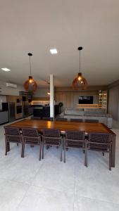 Casa Lumina Loft Moderno com Piscina e Painel LED